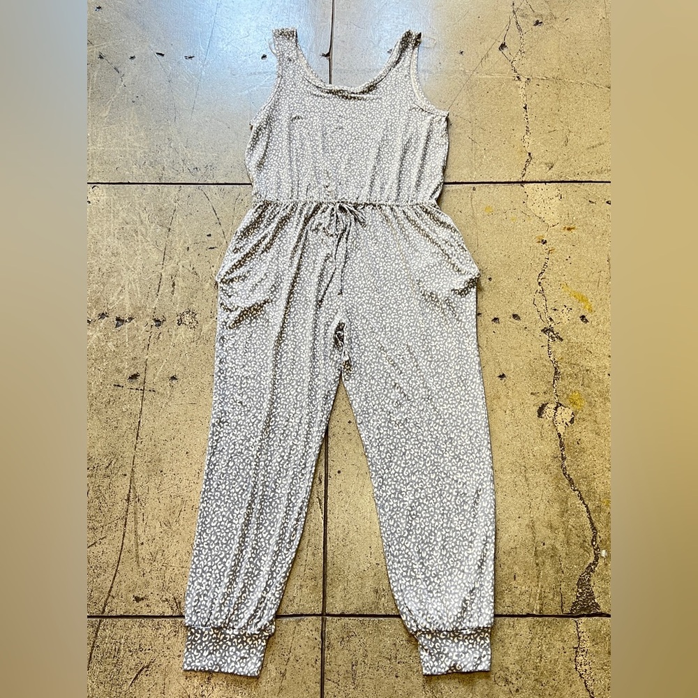 💚 2816. Gray and White Leopard Print Knit Jumpsuit